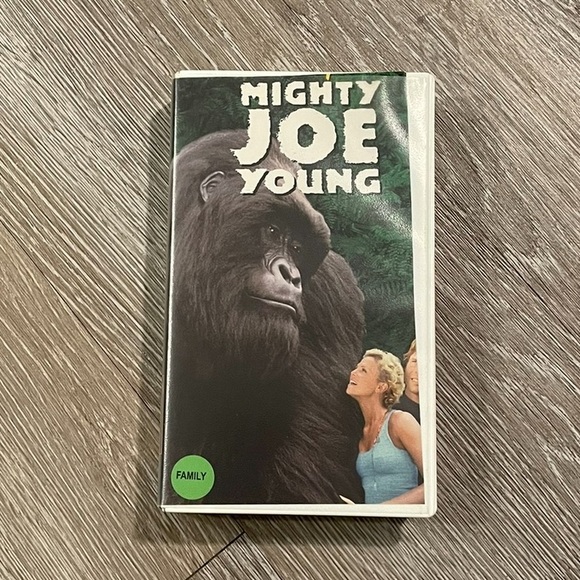 EUC “Mighty Joe Young” 1998 Classic VHS Movie A remake of the original from 1949 - Picture 2 of 5